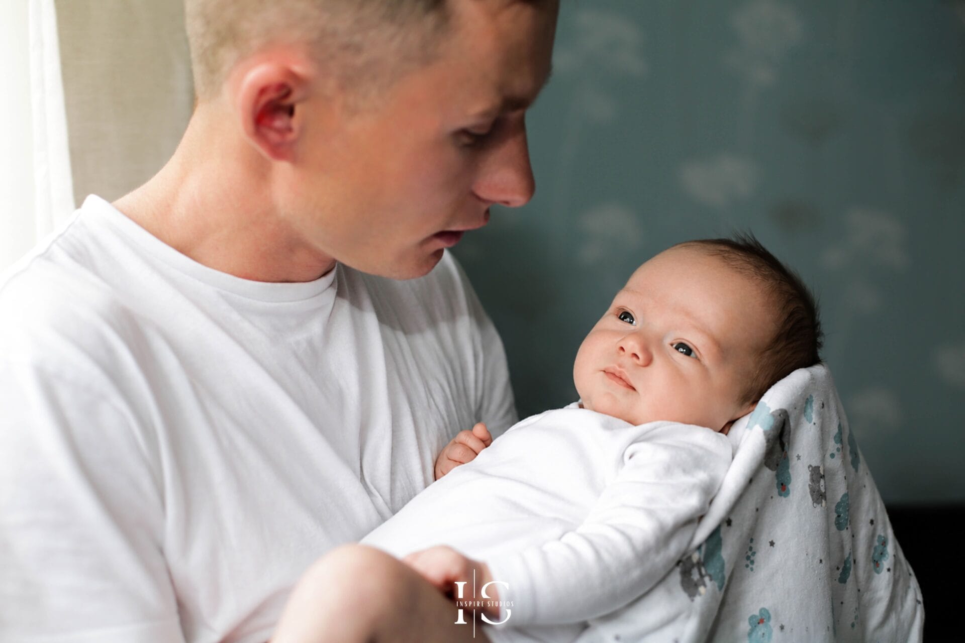 Fotograf botez acasă în Londra pentru pregătiri, portrete cu bebelușul și momente de familie.