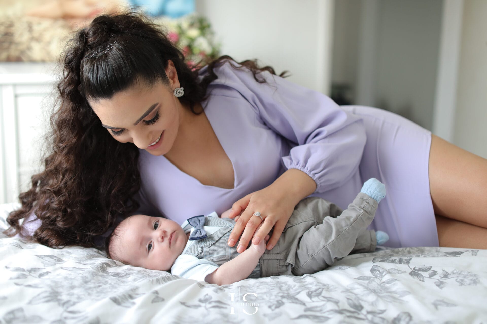 Momente naturale de familie înainte de botez, fotografiate acasă în Londra.