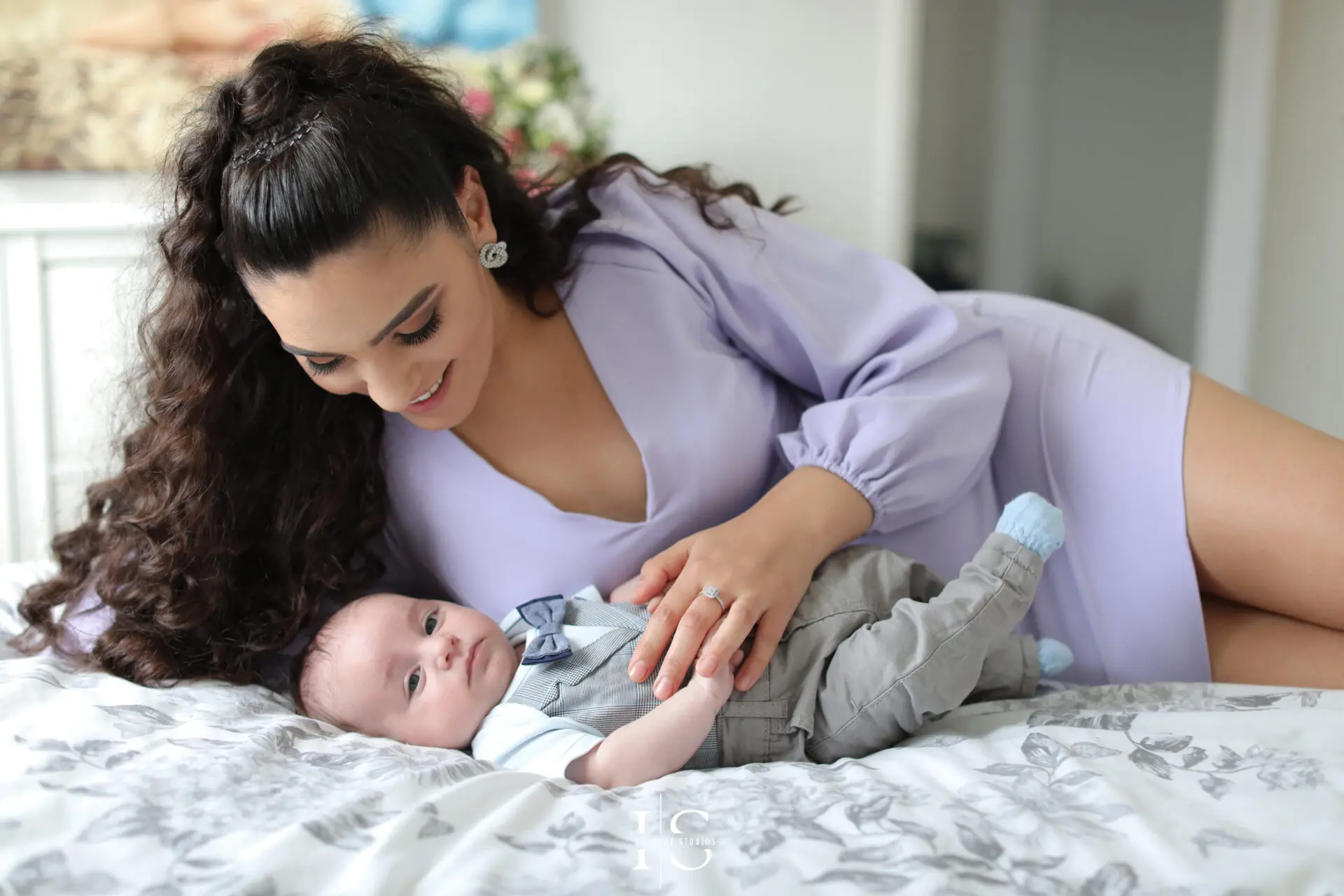 Momente naturale de familie înainte de botez, fotografiate acasă în Londra.