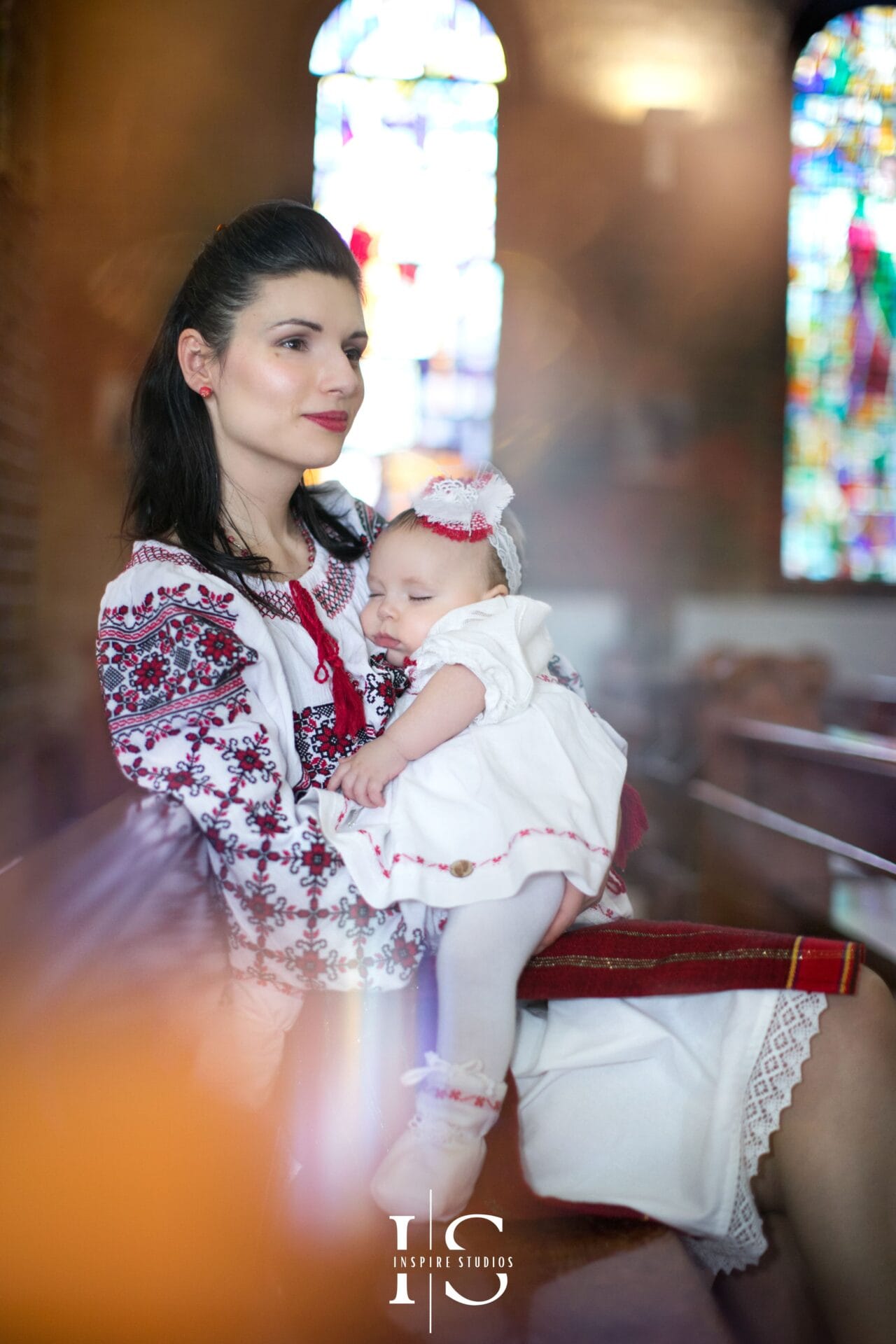Fotograf creștinare Londra la St Sebastian and Pancras Church, cu bebeluș și familie în biserică.