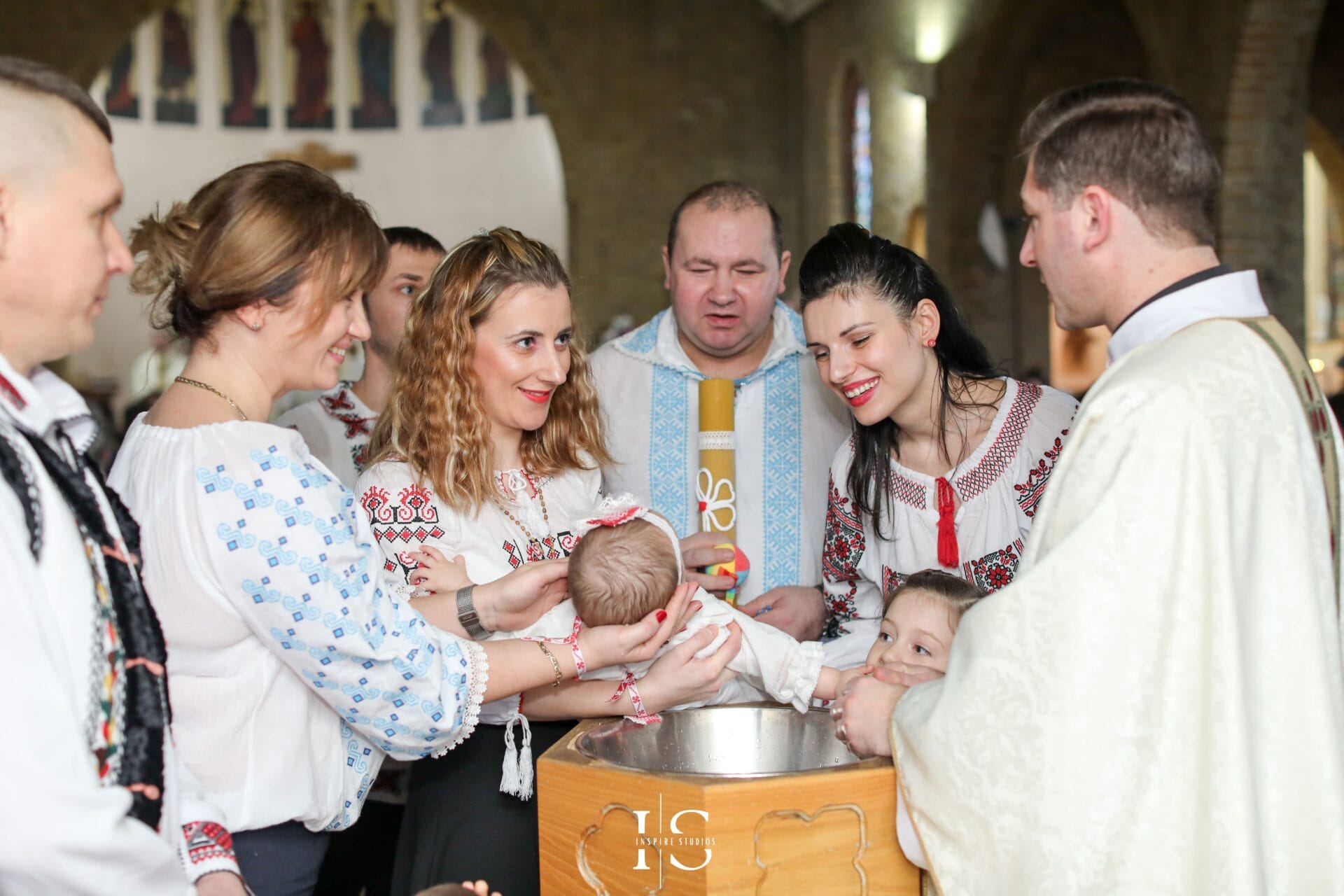 Fotograf eveniment creștinare la St Sebastian and Pancras Church în Londra, cu familie și bebeluș.