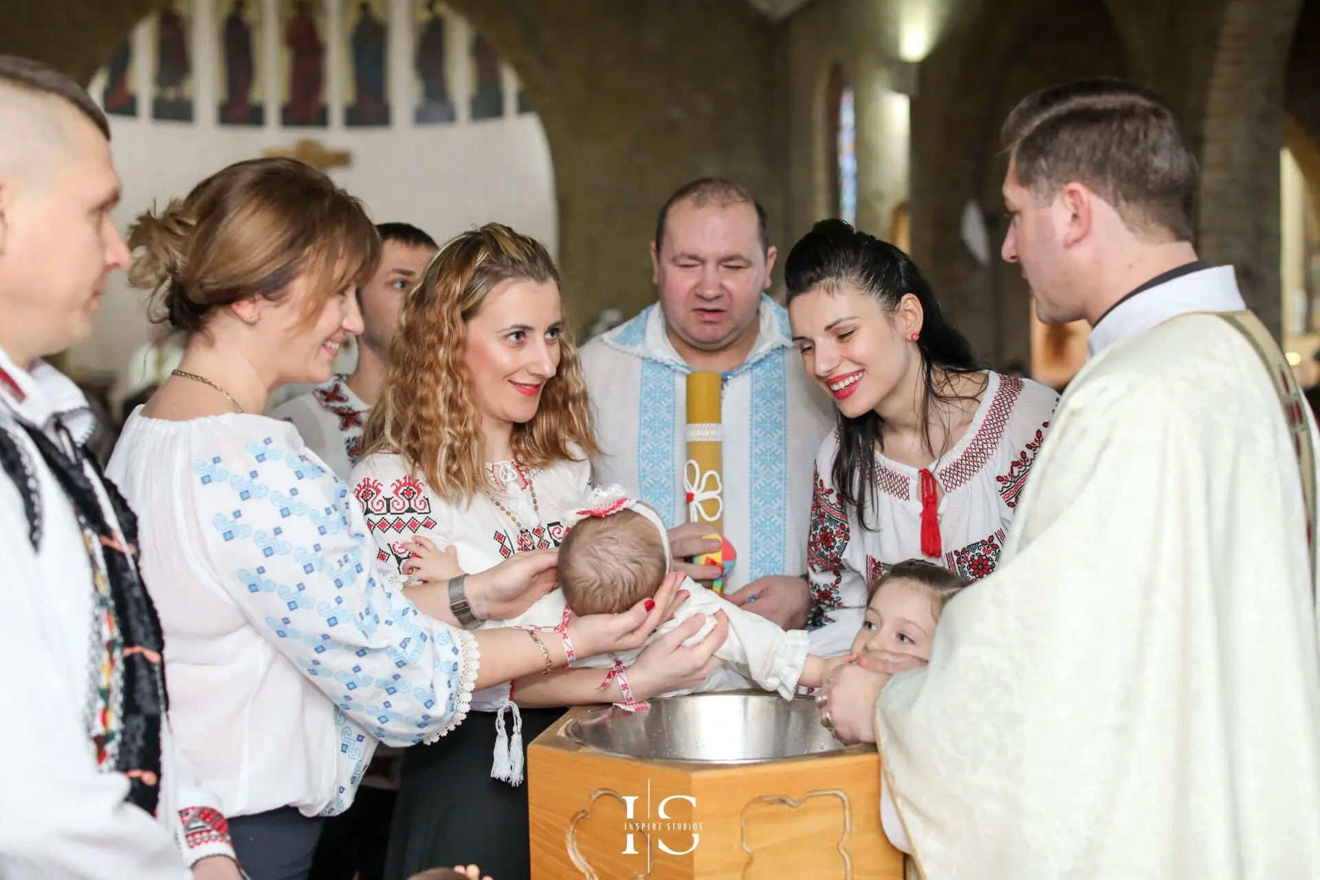 Fotograf eveniment creștinare la St Sebastian and Pancras Church în Londra, cu familie și bebeluș.