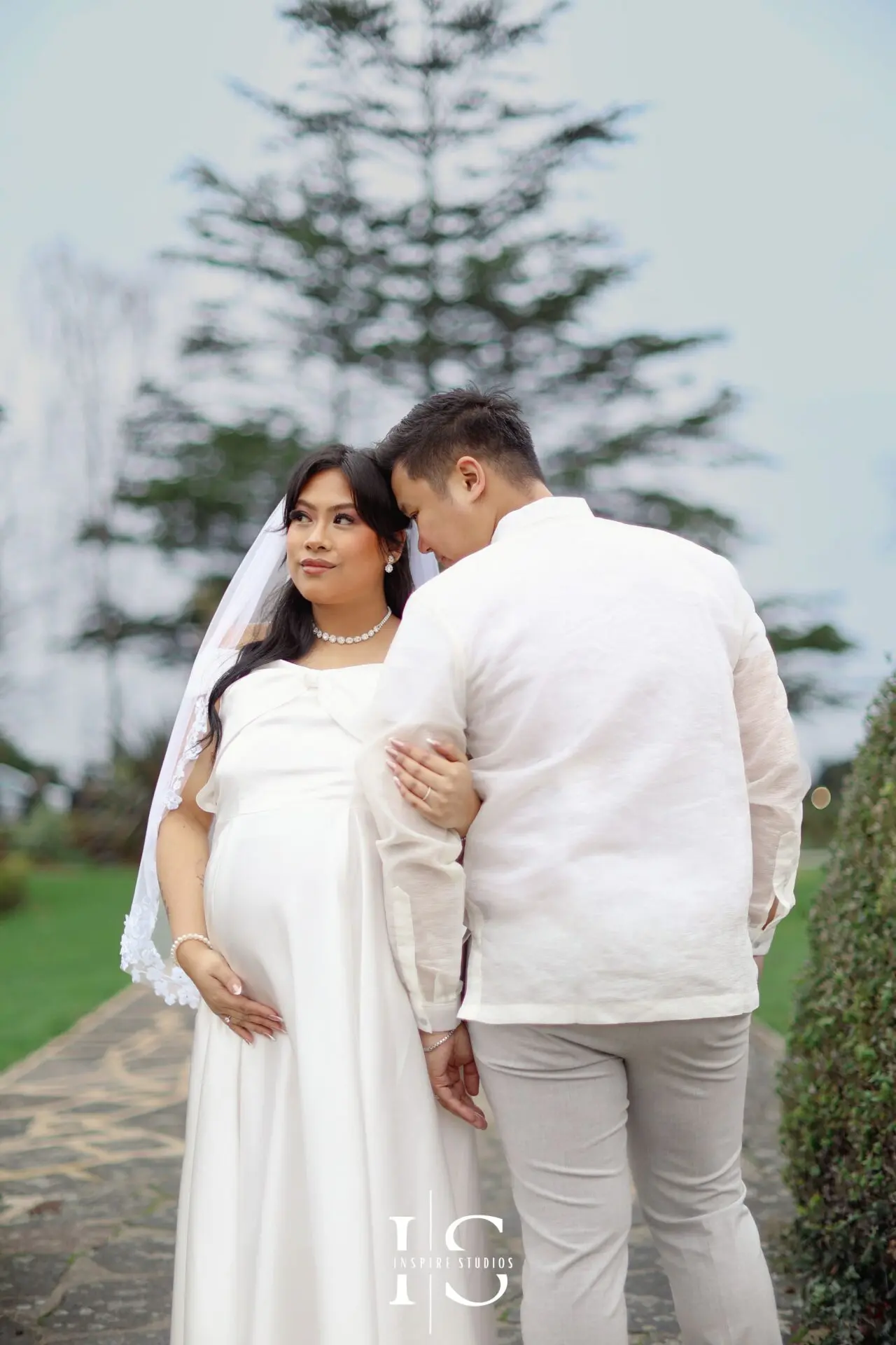 Filipino bride and groom during a couple photoshoot in the park surrounding Danson House in Bexley.