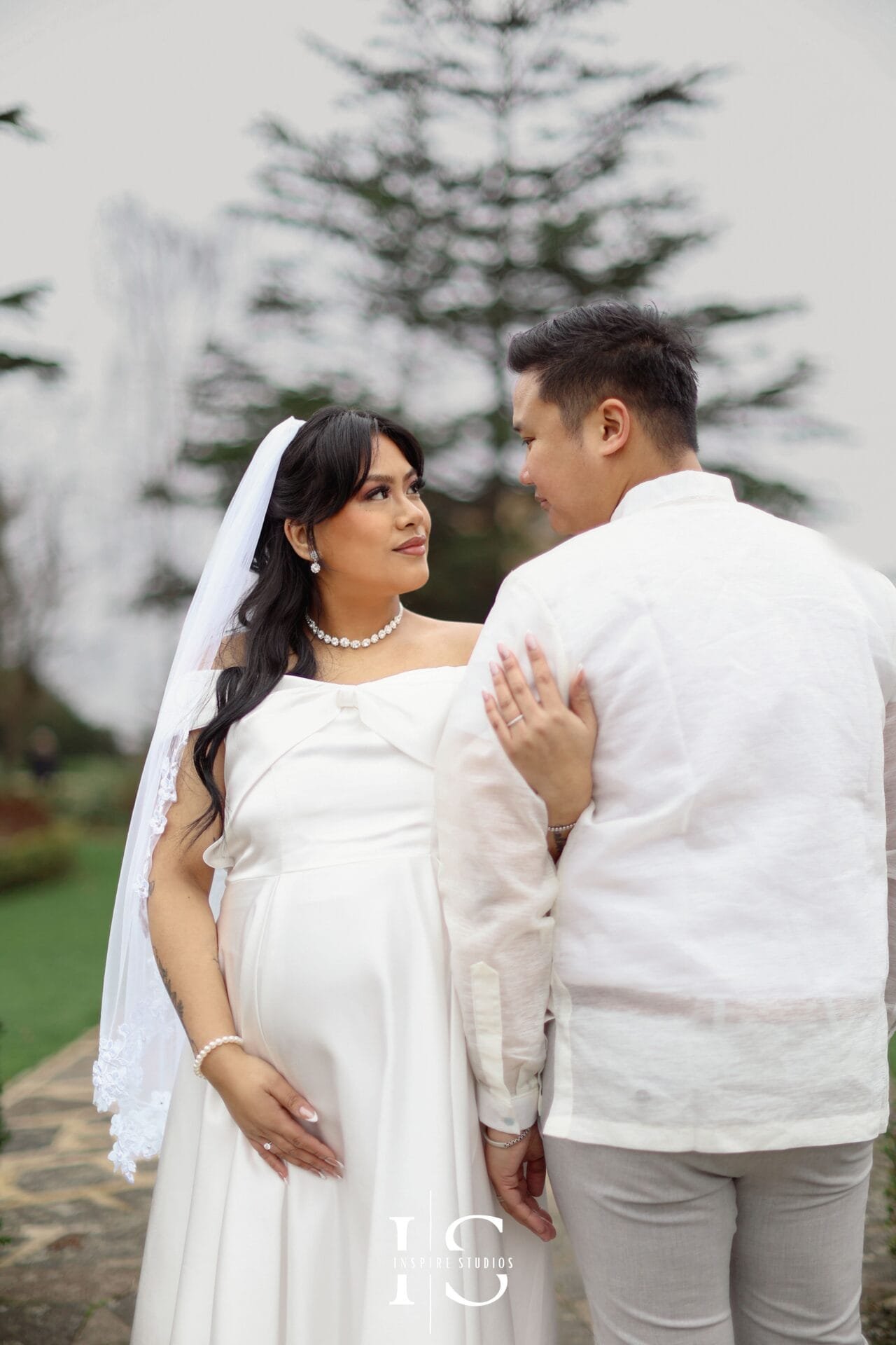 Filipino newlyweds photographed during a natural outdoor couple photoshoot at Danson Park in Bexley.