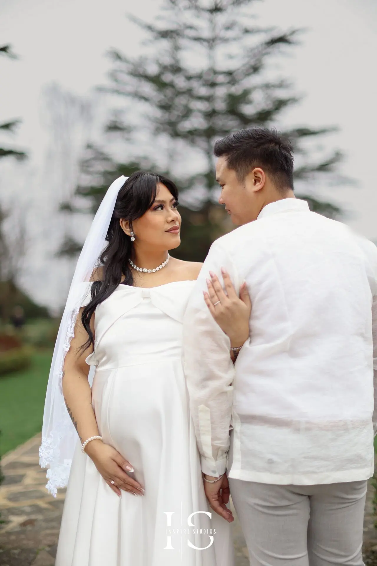 Filipino newlyweds photographed during a natural outdoor couple photoshoot at Danson Park in Bexley.
